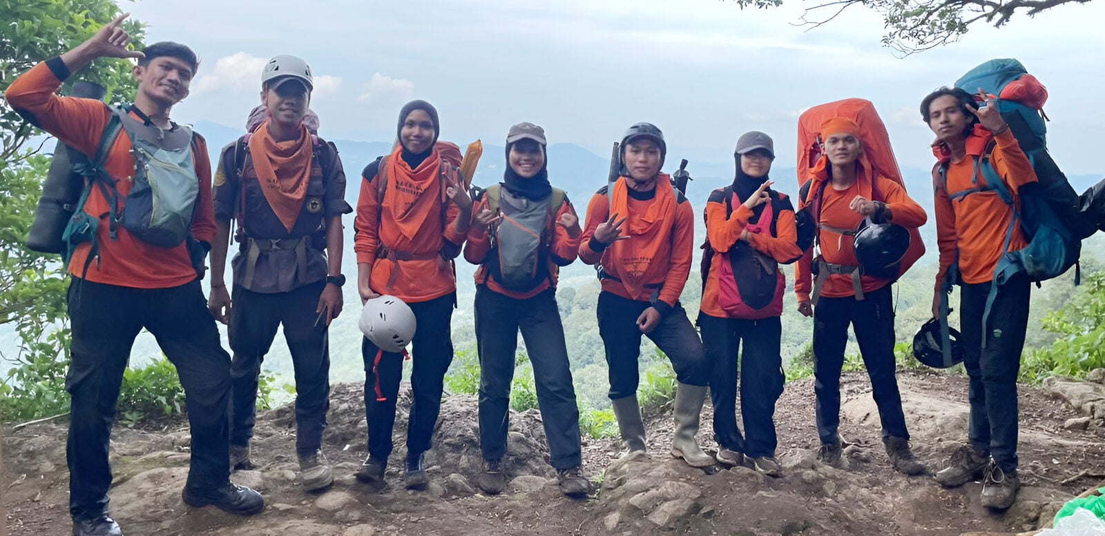 Tim SAR UNHAS dalam pendakian di pegunungan Sulawesi Selatan.