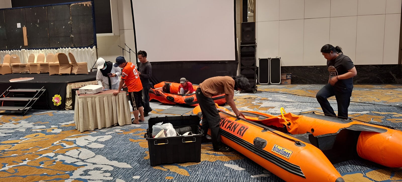 Perahu dan peralatan rescue SAR UNHAS.